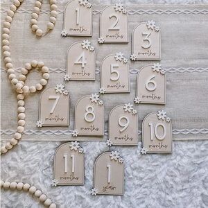Neutral Daisy Baby Milestone Cards - 1-12 Months & 1 Year